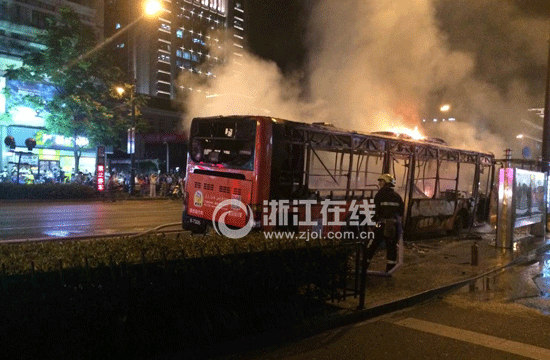 杭州自燃公交車(chē)自動(dòng)滅火器為何失靈？45輛同款車(chē)全停運(yùn)