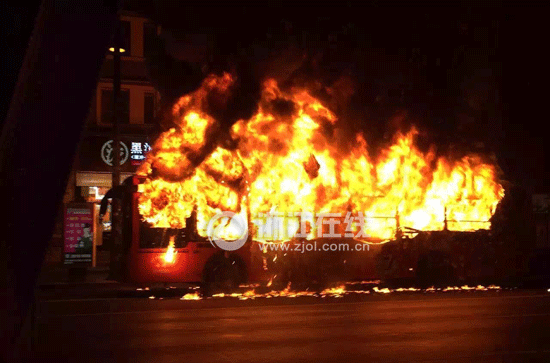 杭州自燃公交車(chē)自動(dòng)滅火器為何失靈？45輛同款車(chē)全停運(yùn)