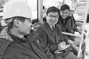 全國(guó)人大代表鄒兵在臨沂電動(dòng)汽車(chē)充換電站調(diào)研