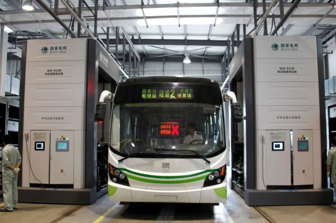 力神電池驅動青島綠色公交 機器人換電池只需6分鐘