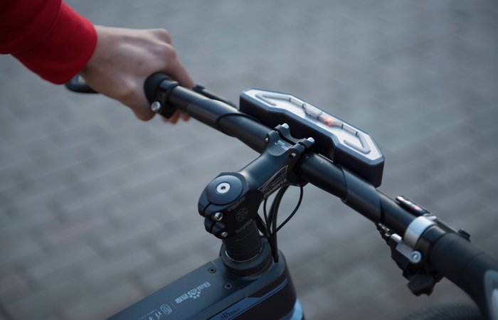 它是一部“Baidu”牌的智能單車。現(xiàn)在，百度給它的官方名稱是“DuBike”。