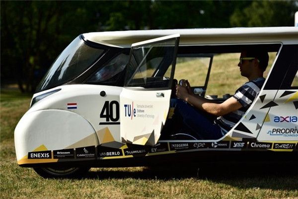 荷蘭研發出太陽能汽車  續航里程達1100公里