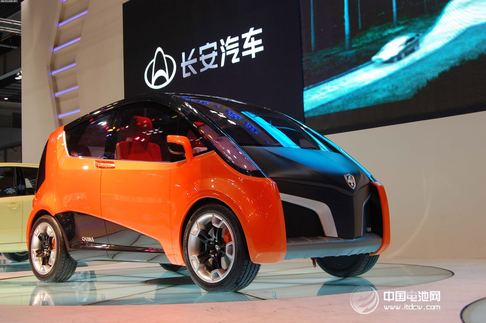 政策暖風+巨頭加碼  新能源車充電樁板塊迎價值重估