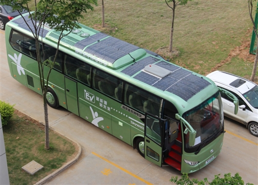 國內(nèi)首款太陽能電動大巴在南京上路 邊開邊充電