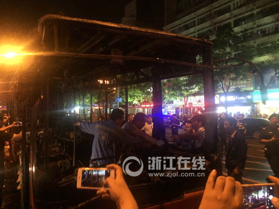 杭州自燃公交車(chē)自動(dòng)滅火器為何失靈？45輛同款車(chē)全停運(yùn)