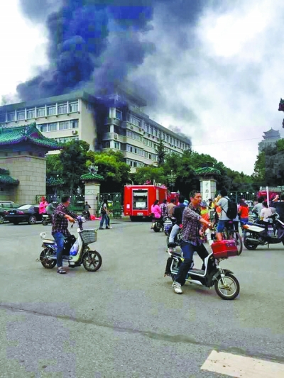 中南民族大學擬報廢電池起火 未造成人員傷亡 中南民族大學擬報廢電池起火 未造成人員傷亡