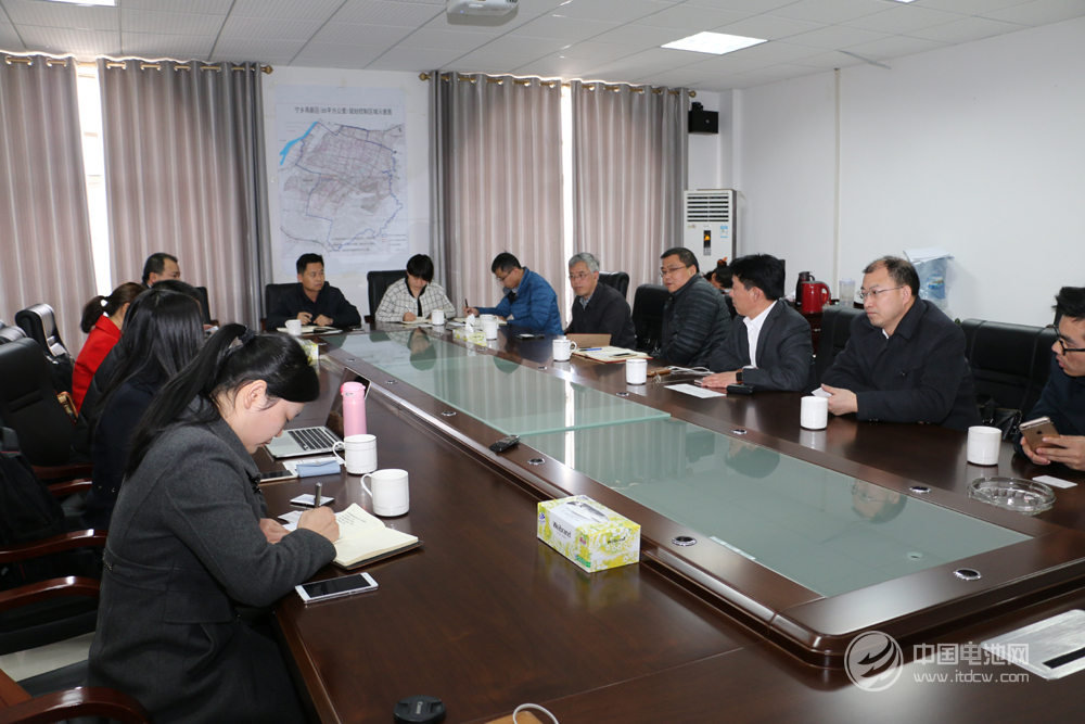 中國鋰電新能源產業鏈調研團與寧鄉高新區管委會領導合影留念