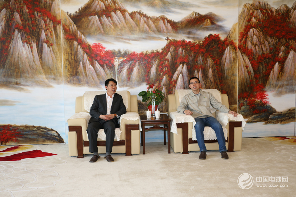 杉杉能源總經(jīng)理彭文杰與中國電池網(wǎng)CEO于清教合影