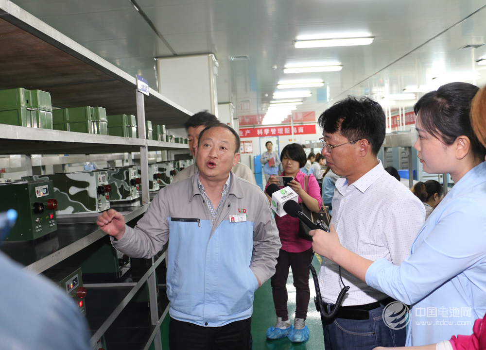 綠草地董事長王瓏為調研團介紹公司產品 綠草地董事長王瓏為調研團介紹公司產品
