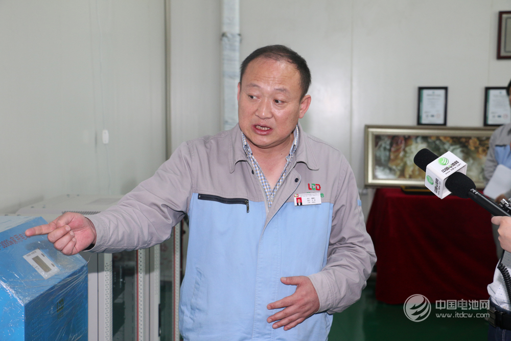 綠草地董事長王瓏為調研團介紹公司產品 綠草地董事長王瓏為調研團介紹公司產品