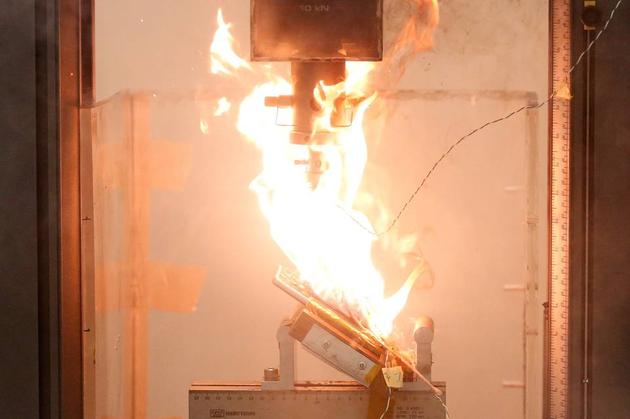 在實驗室中測試起火的Note7手機 在實驗室中測試起火的Note7手機