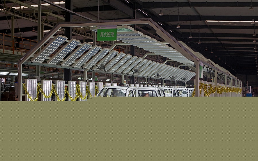 ▲齊河工廠車間內(nèi)，員工正在仔細檢查車輛。