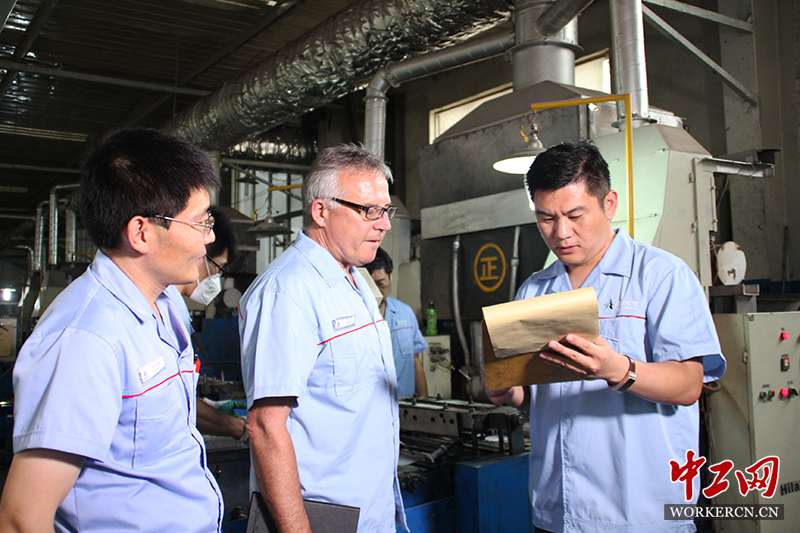 奧冠集團董事長孟祥輝車間現場查看指導工作記錄情況愛崗敬業，率領企業快速發展